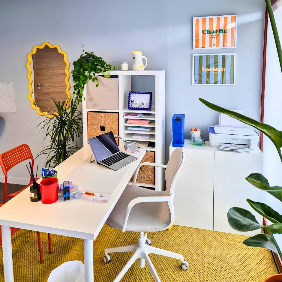 Bureau de sage-femme, avec chaise à roulettes et étagères