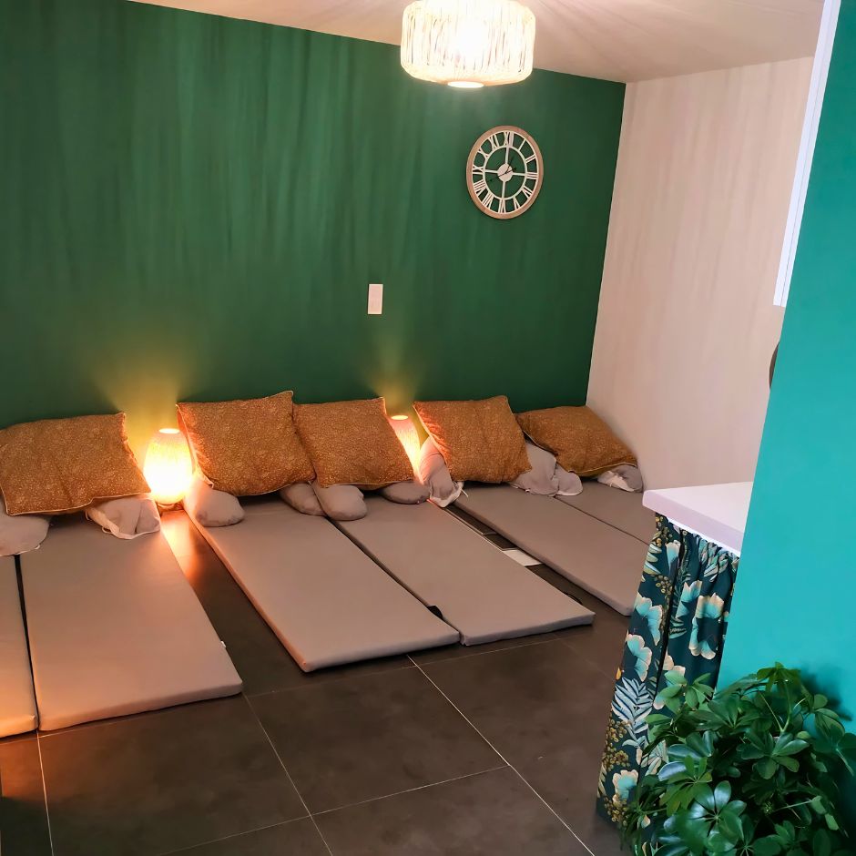 Matelas au sol dans une ambiance tamisée
