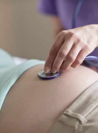 Oscultation ventre rond femme enceinte